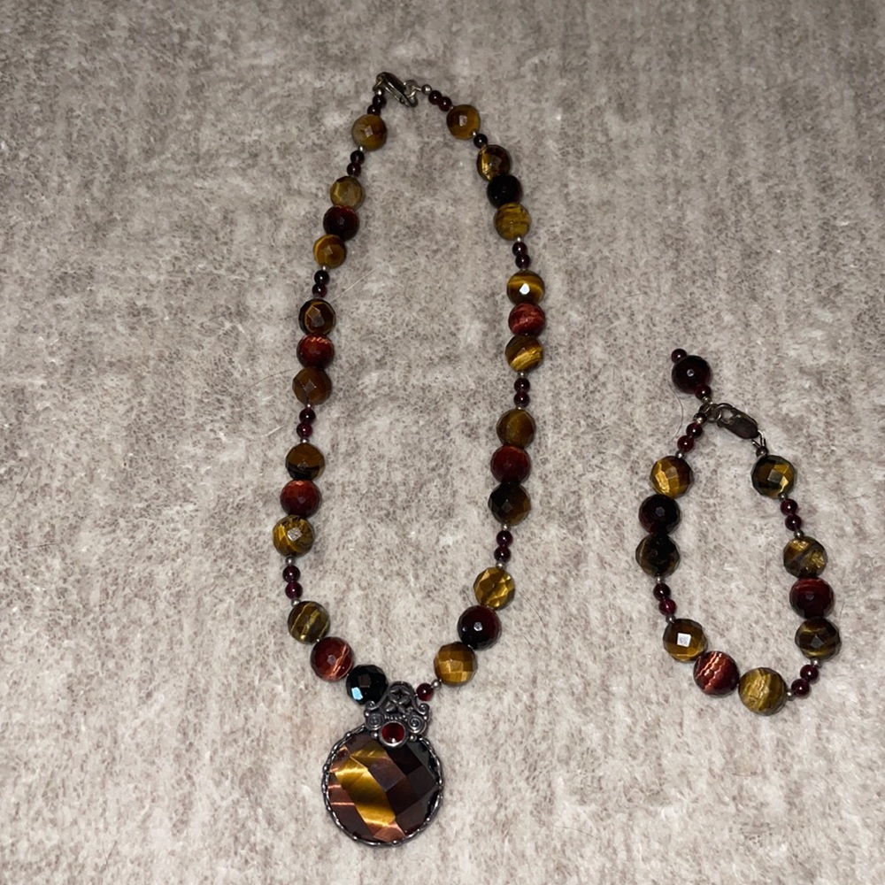 Tiger eye necklace and bracelet set.